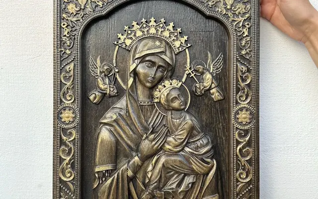 Płaskorzeźba dębowa Matki Bożej Nieustającej Pomocy — ikona z litego dębu