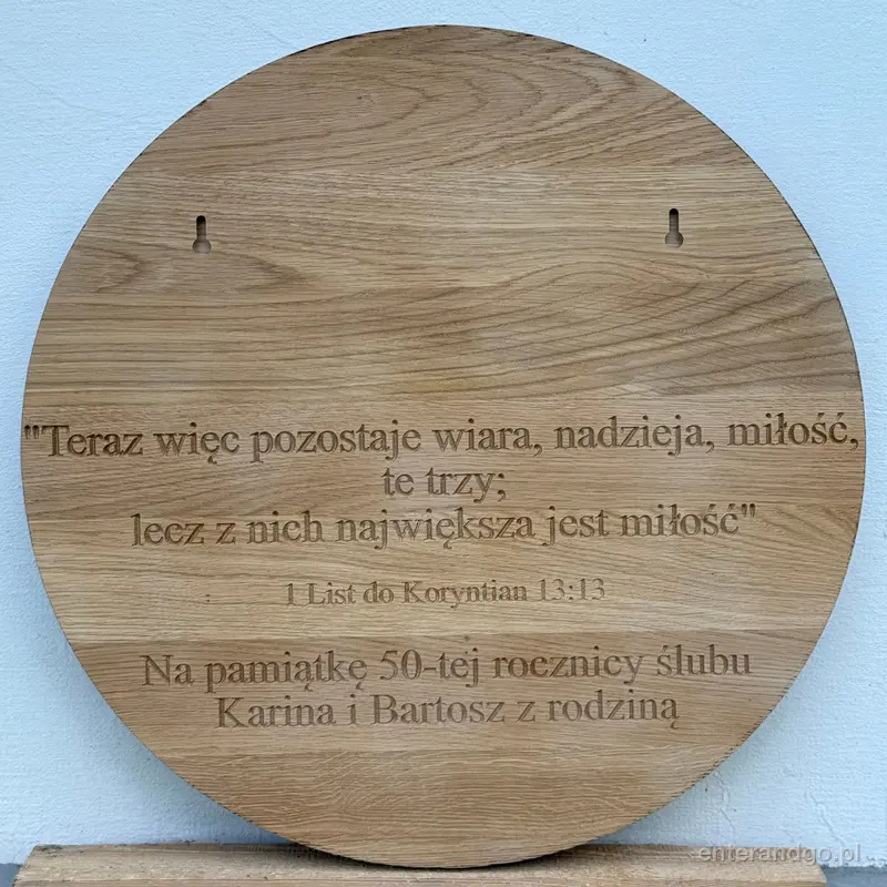 Odwrót dębowej płaskorzeźby okrągłej — dwie frezowane zawieszki keyhole do powieszenia na ścianie i grawerowana dedykacja na 50. rocznicę ślubu