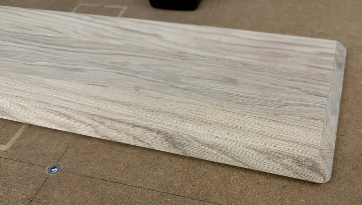 Półka dębowa z ukrytym uchwytem
