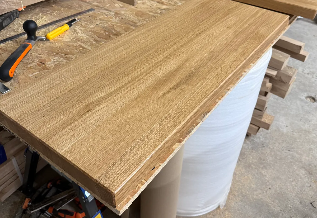 Półki drewniane w salonie - dąb na wymiar