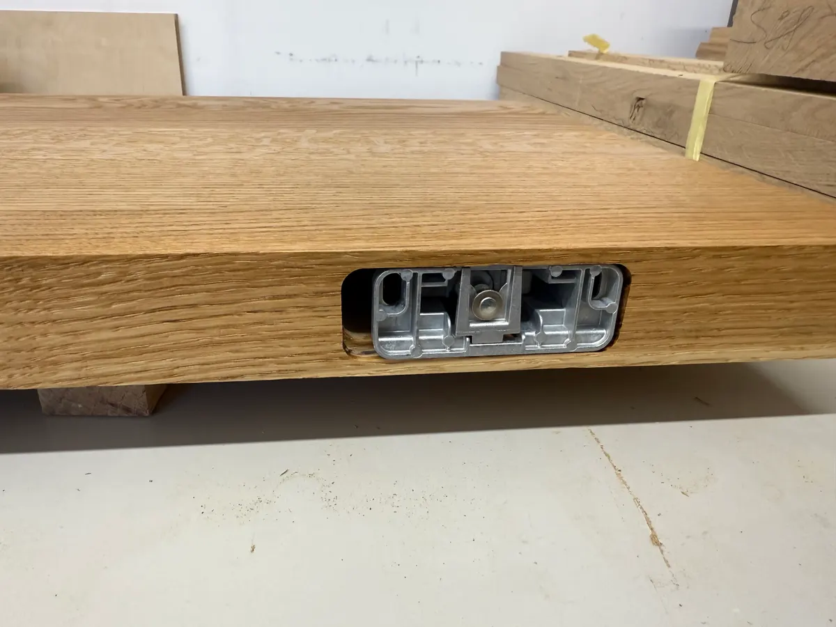 Półka dębowa z ukrytym mocowaniem