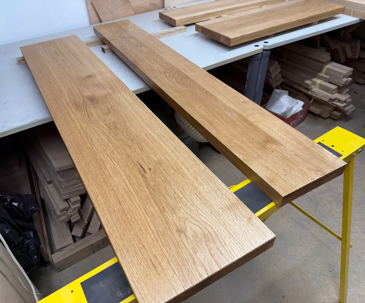 Półka dębowa w nowoczesnym wnętrzu